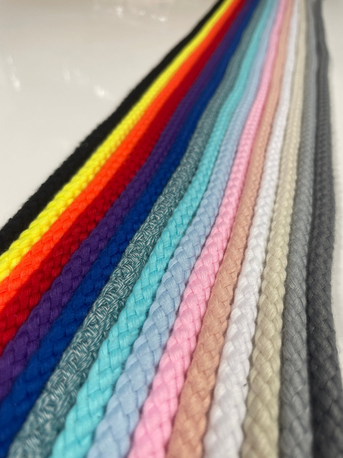 Comment porter les lacets en corde avec style ?