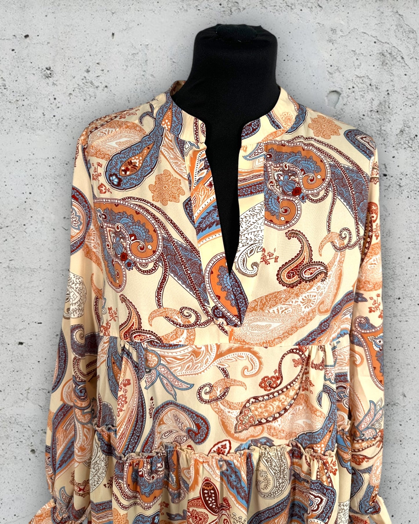 Robe Amisu ( M / 38 / 10 )