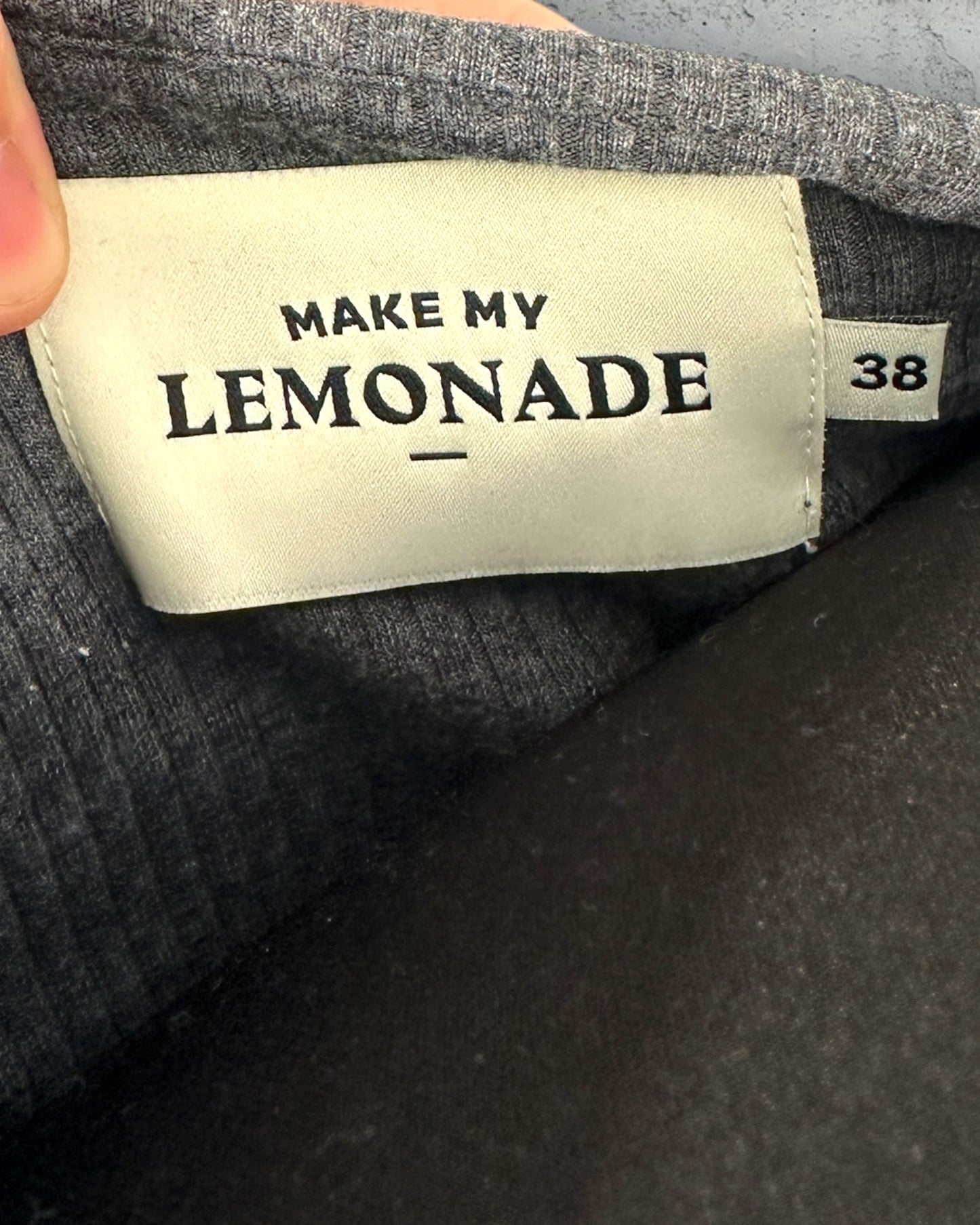 Robe Make My Lemonade ( M / 38 / 10 )