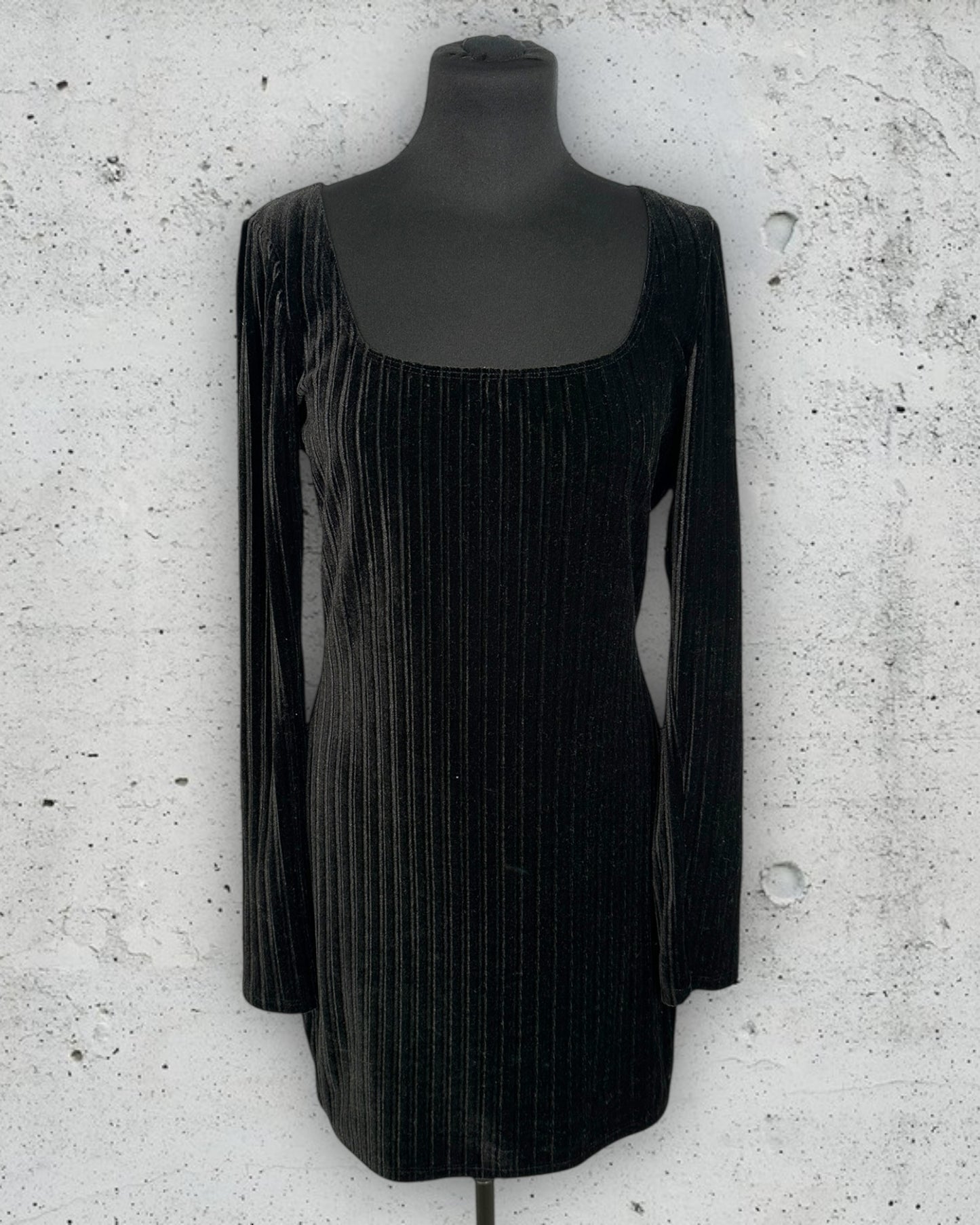 Robe Reformation ( M / 38 / 10 )